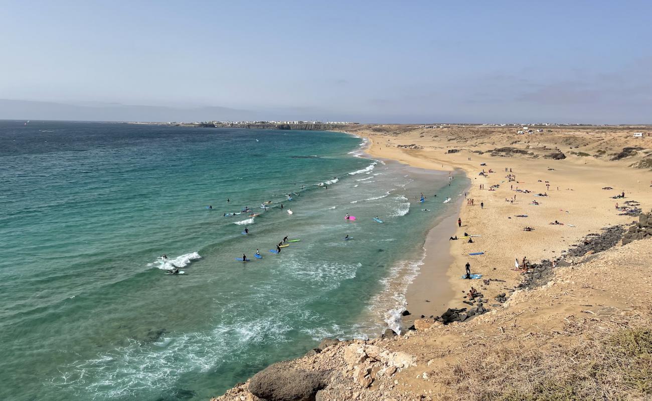 Photo de Playa del Aljibe de la Cueva avec sable beige de surface