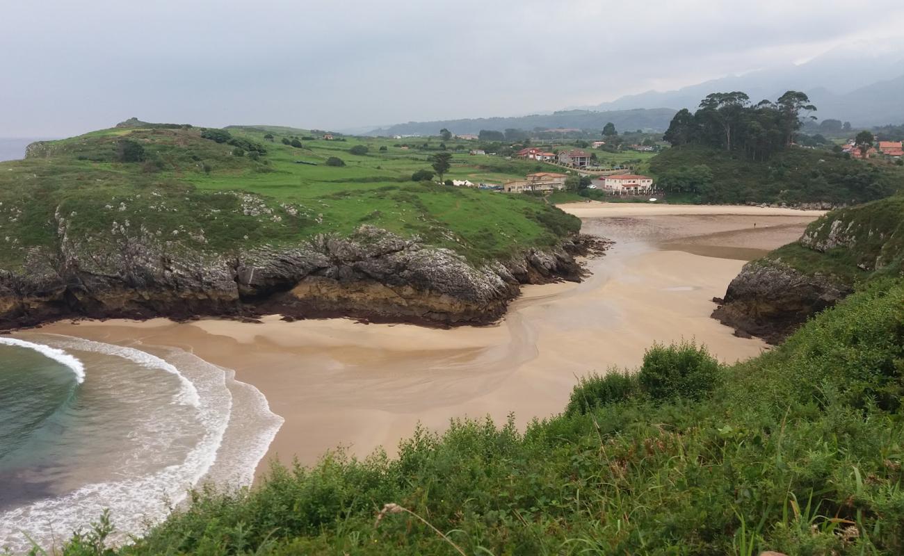 Photo de Playa de Almenada avec sable fin et lumineux de surface