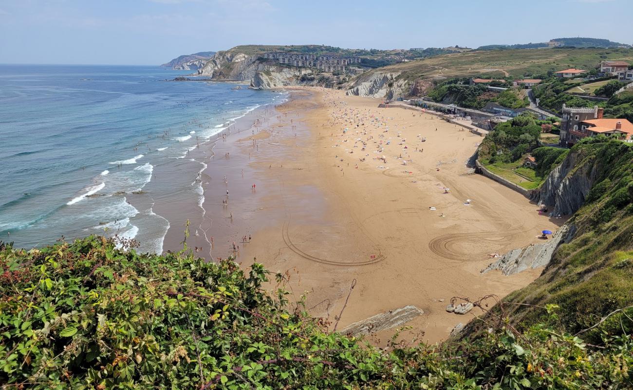 Photo de Atxabiribil Beach avec sable beige fin de surface