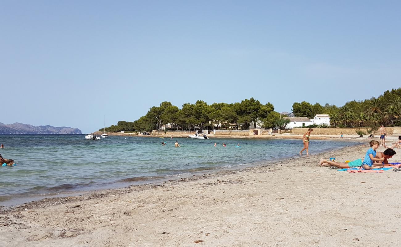 Photo de Platja Es Morer Vermell avec sable lumineux de surface