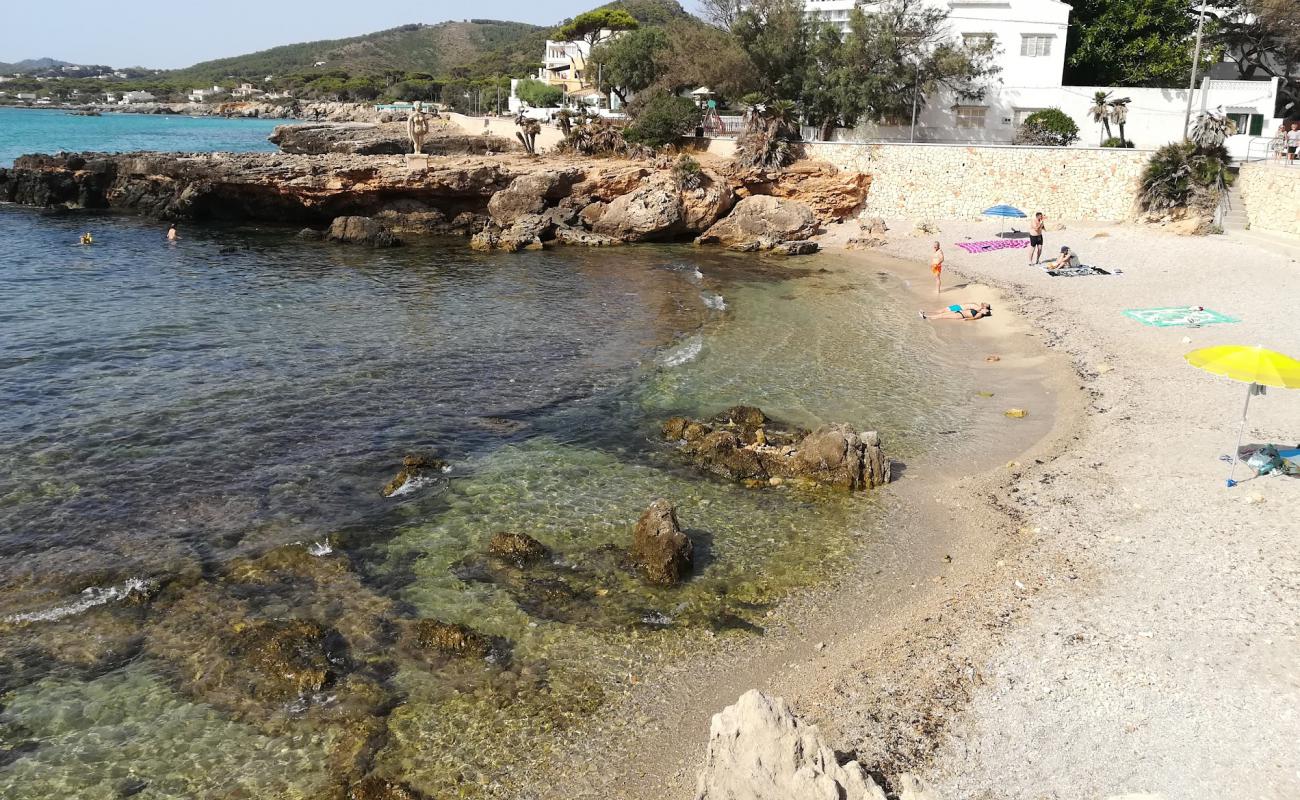 Photo de Platja de na Ferradura avec petits galets beige de surface