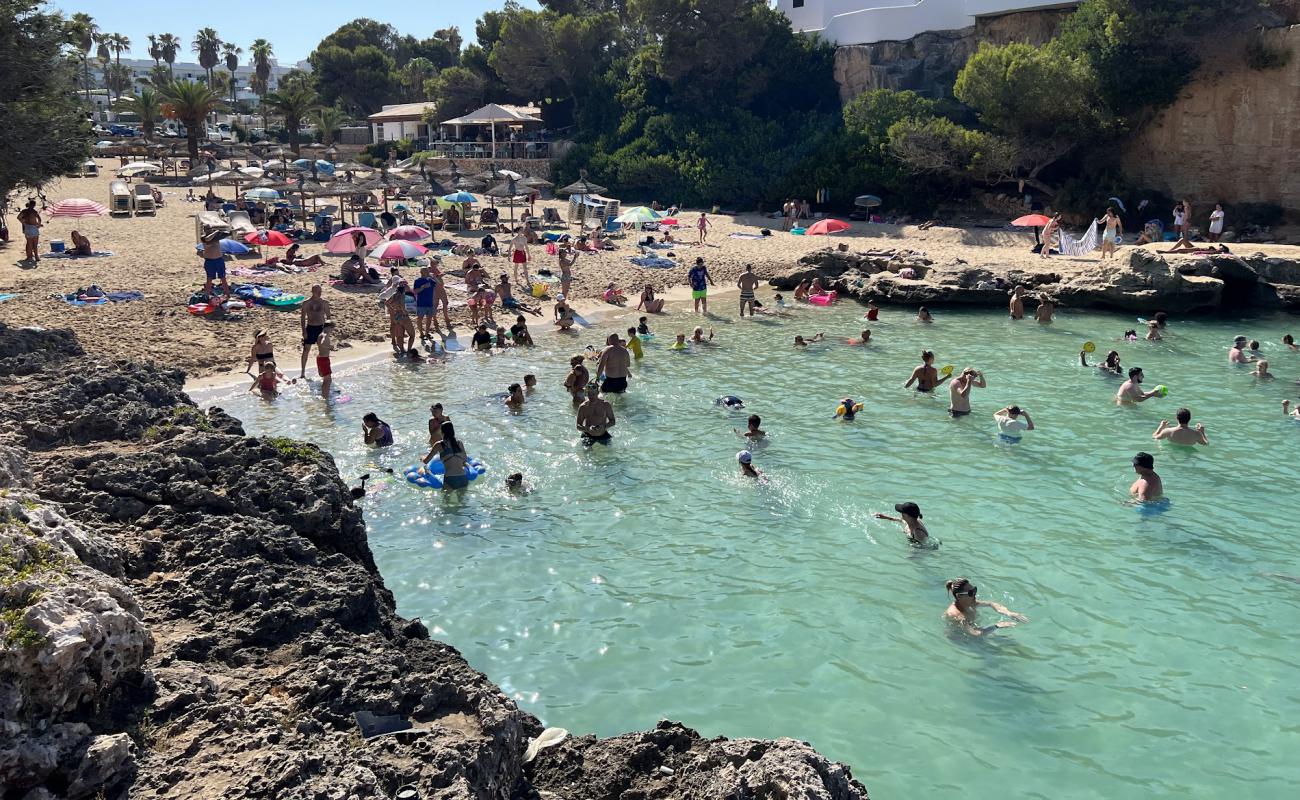 Photo de Calo d'es Pou avec sable beige de surface