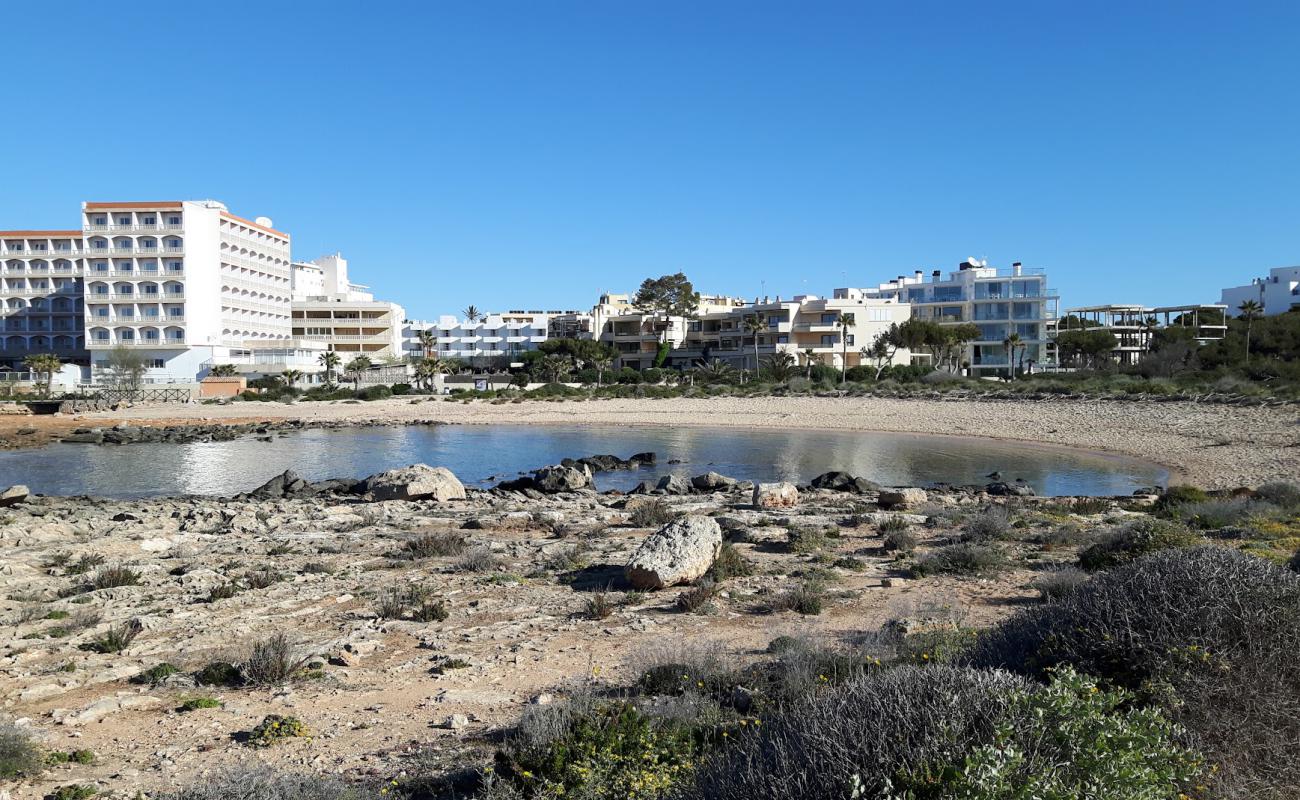 Photo de Playa Sa Bassa des Cabots avec sable beige de surface