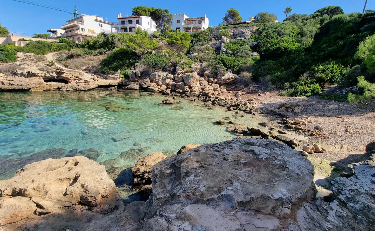 Photo de Platja Calo de ses Lleonardes avec terrain rocheux de surface