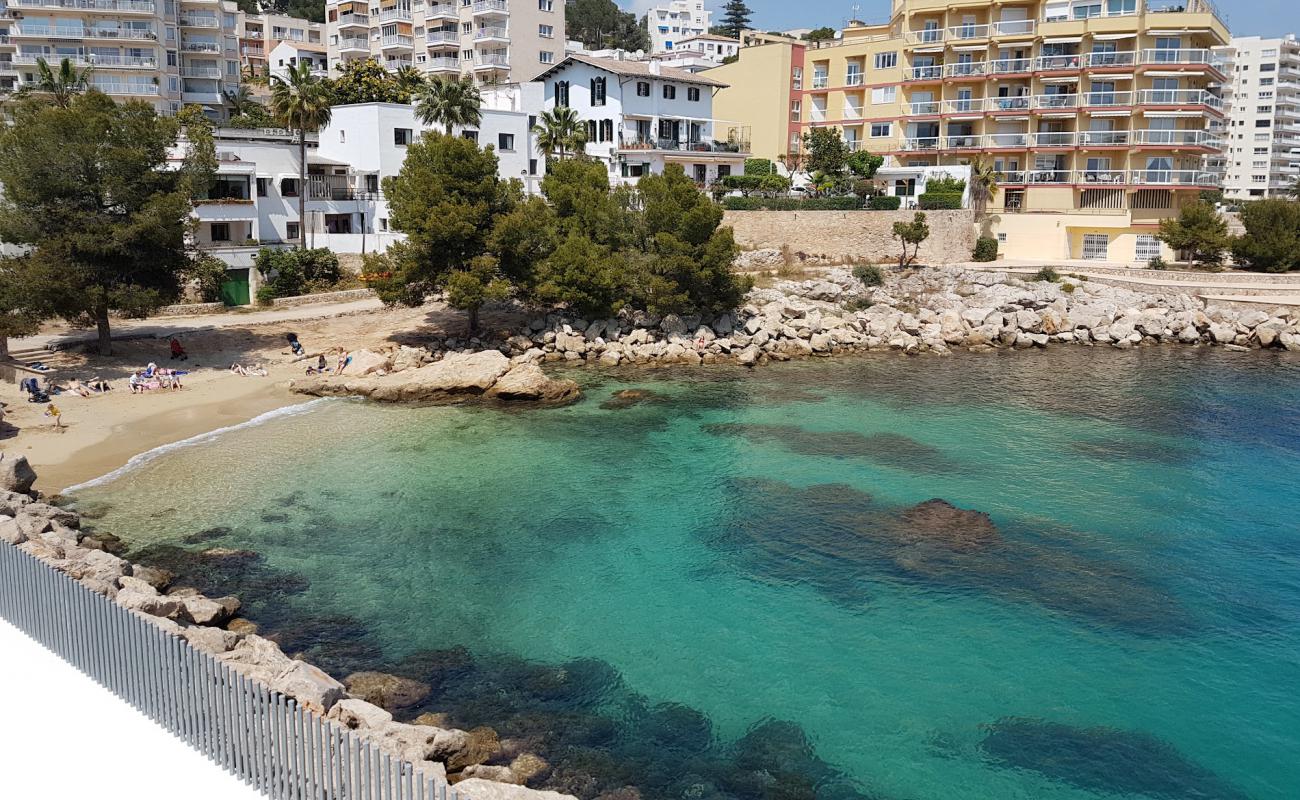 Photo de Cala Nova avec sable lumineux de surface