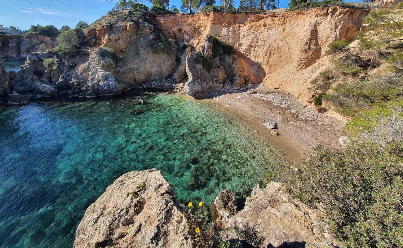 Photo de Platja Cap des Gegant avec sable brillant et rochers de surface