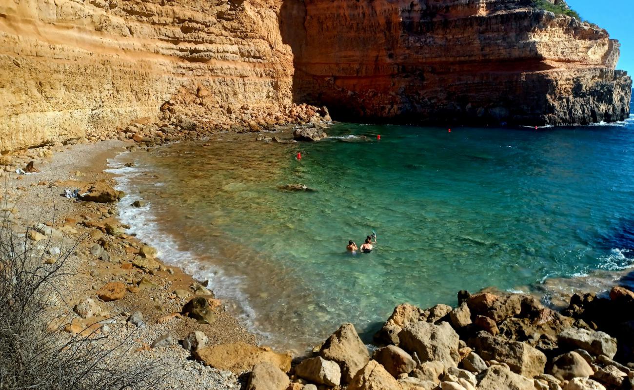 Photo de Cala del Saltador avec caillou clair de surface