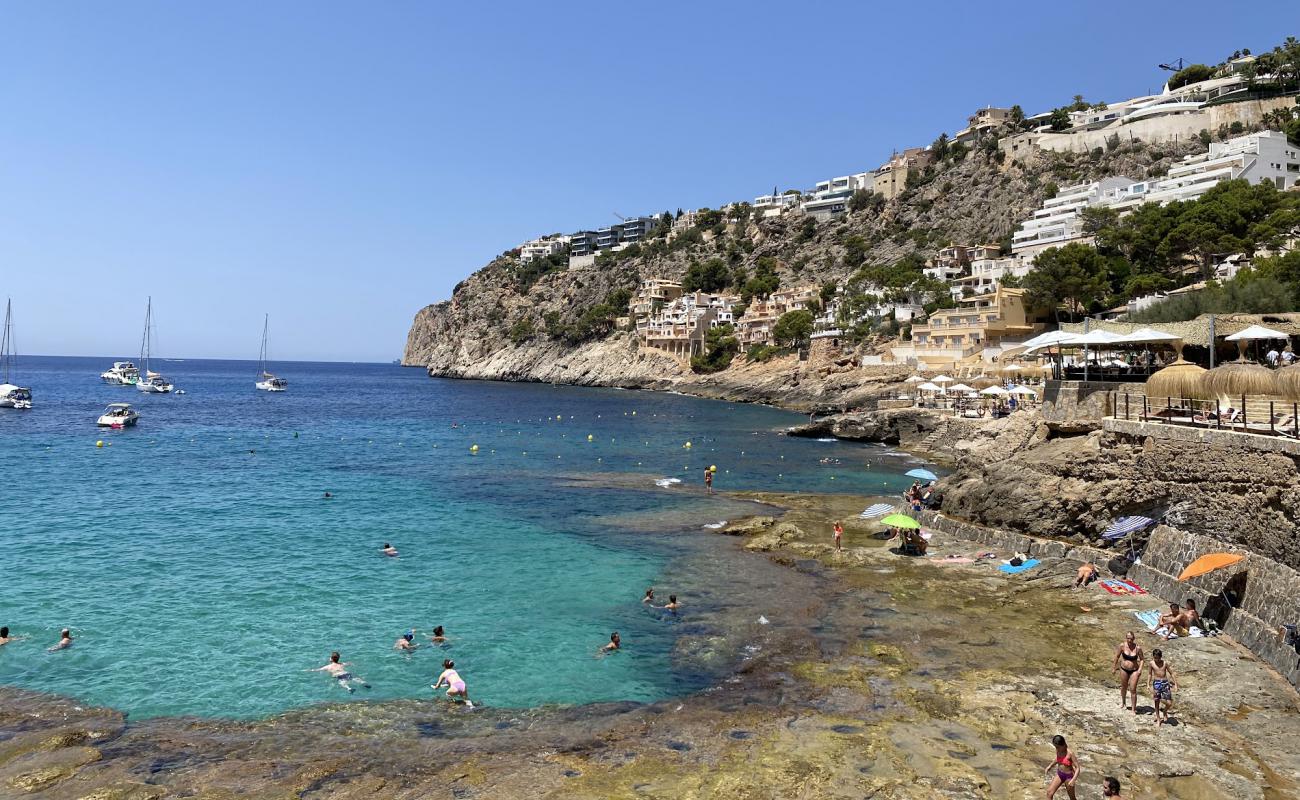 Photo de Cala Llamp avec terrain rocheux de surface