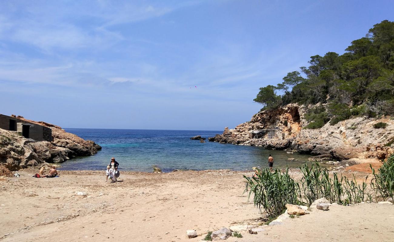 Photo de Cala Xuclar avec sable gris avec caillou de surface