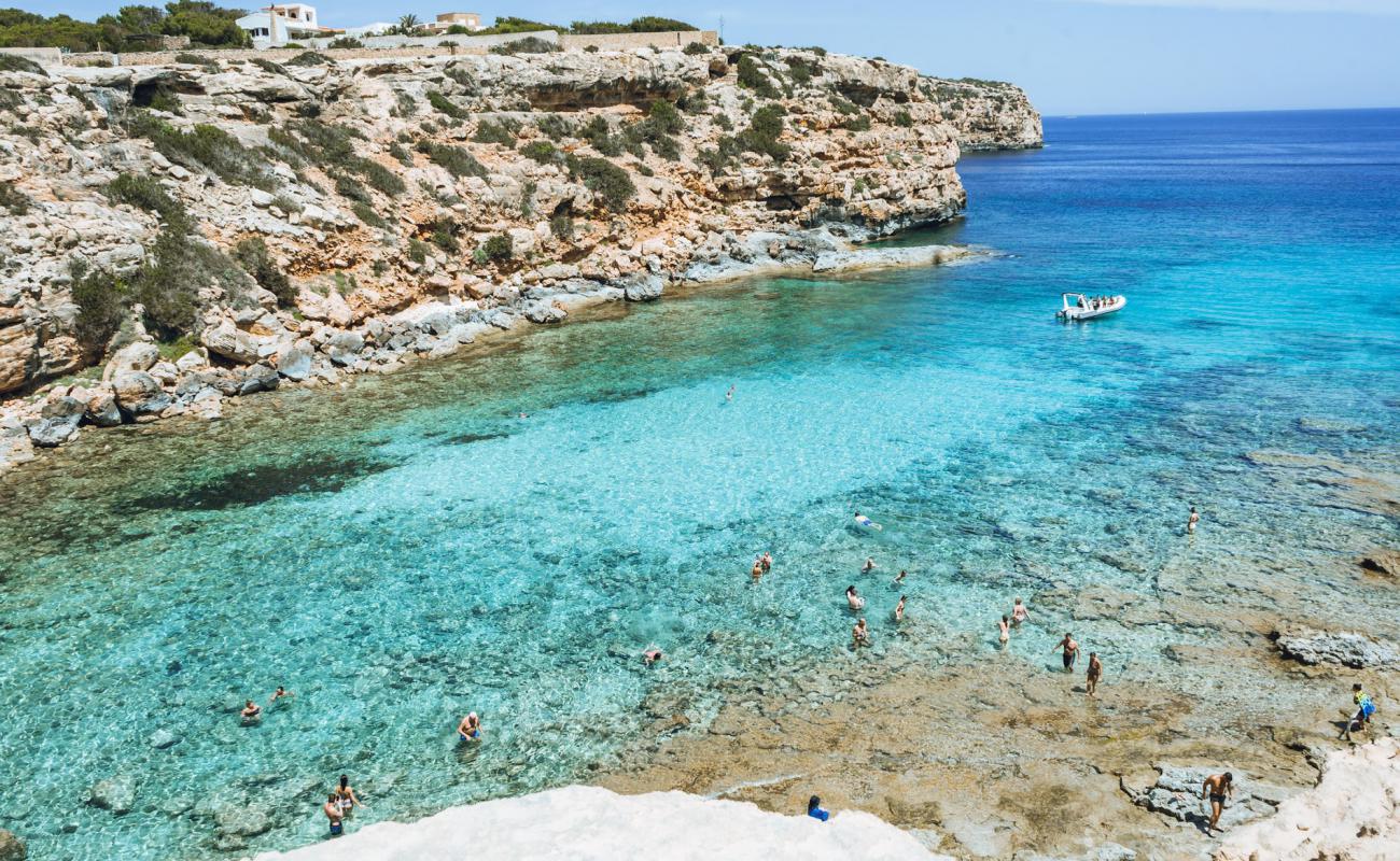 Photo de Cala en Baster avec terrain rocheux de surface