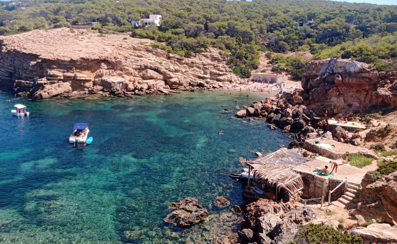 Photo de Platja de Sa Galera avec sable gris avec caillou de surface