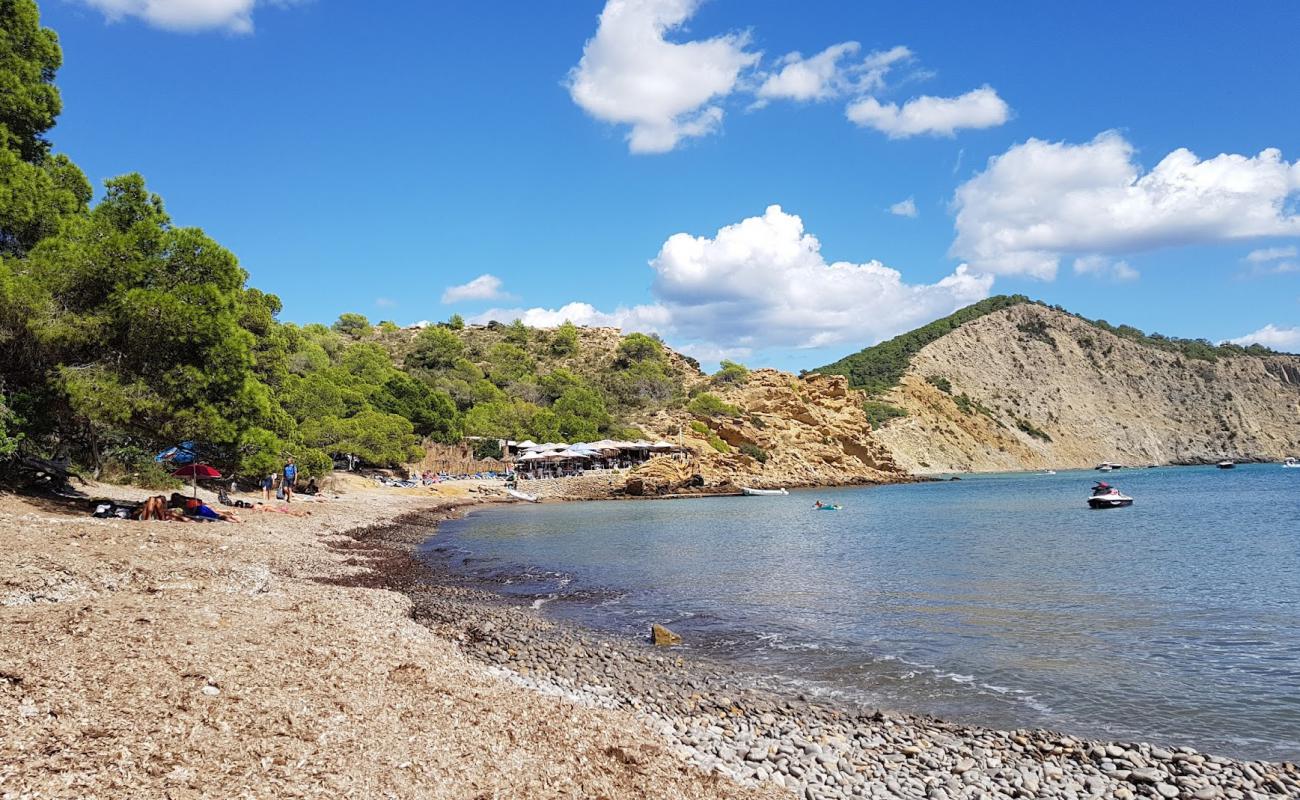 Photo de Playa Es Xarcu avec caillou gris de surface