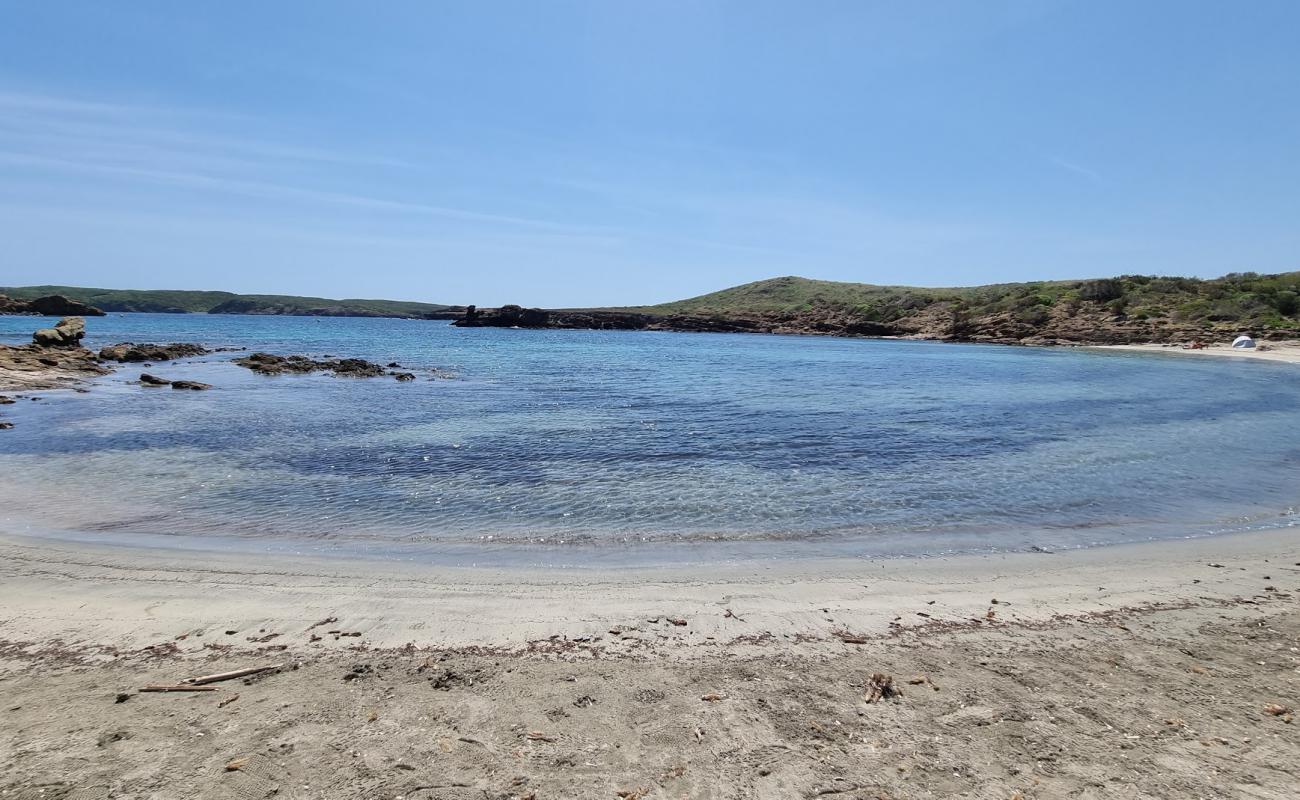 Photo de Cala Tamarells del Nord avec sable lumineux de surface