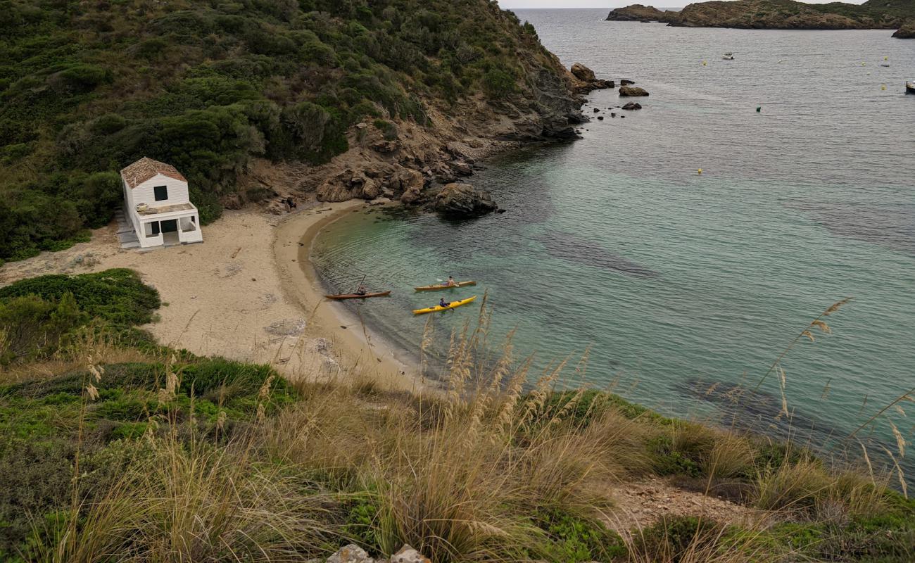 Photo de Cala En Vidrier avec sable lumineux de surface