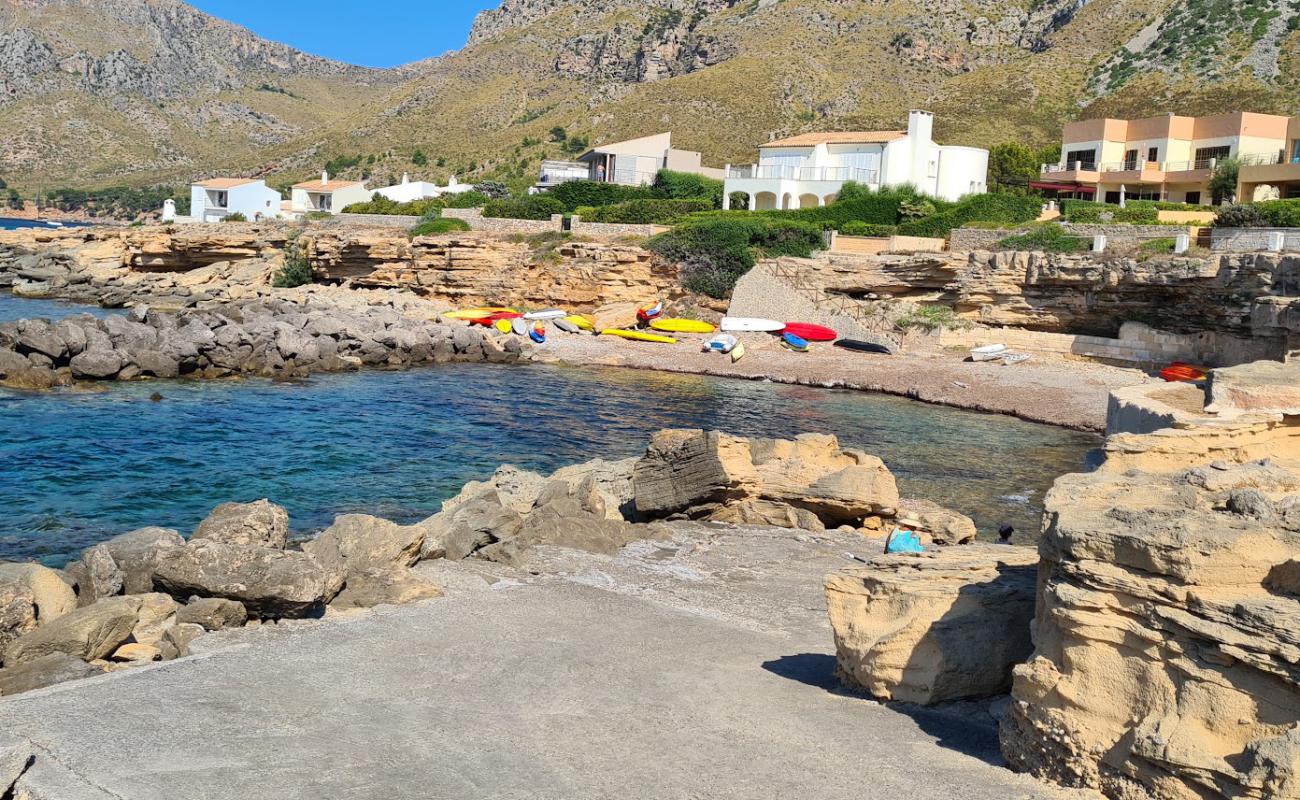 Photo de Cala Fonda avec sable beige & pierres de surface