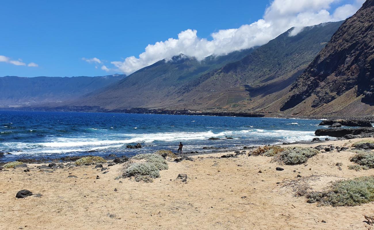 Photo de Playa de Arenas Blancas avec sable gris avec roches de surface