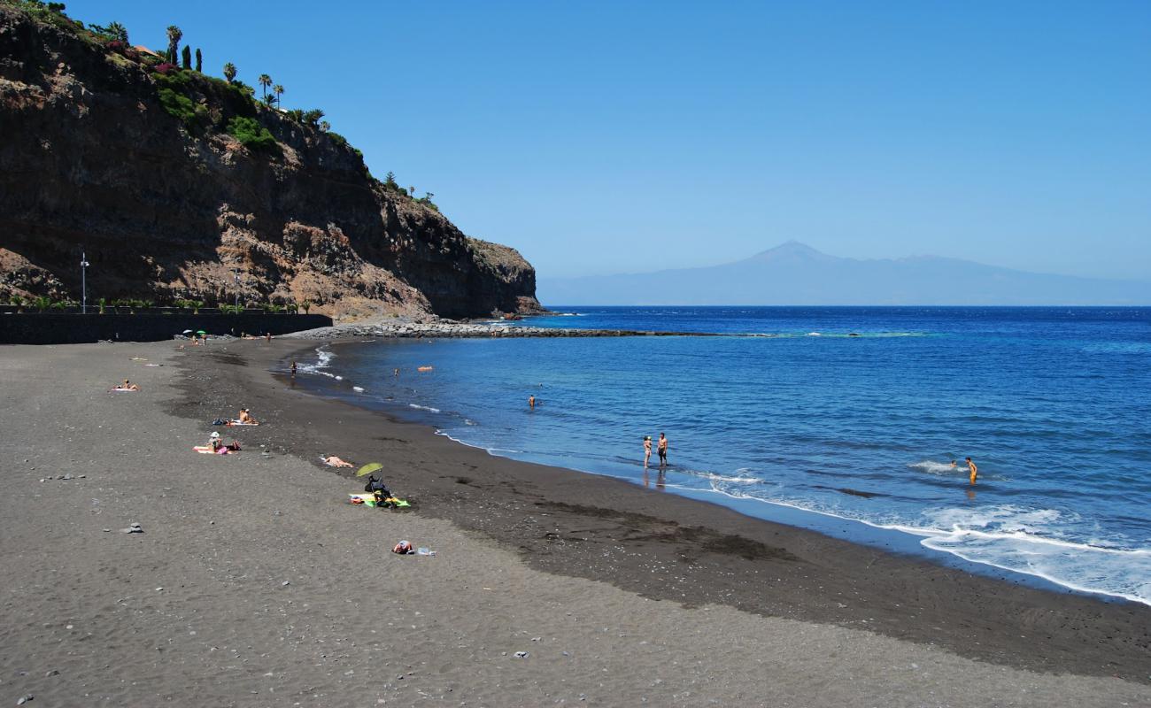 Photo de Playa de la Cueva avec sable gris avec caillou de surface