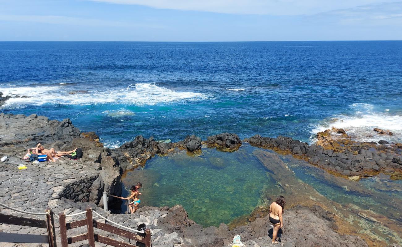 Photo de Charco Los Chochos avec roches de surface