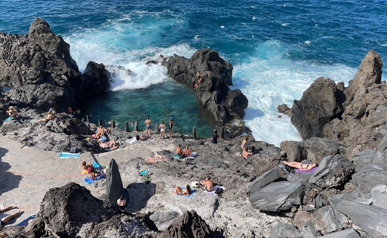 Photo de Charco De La Laja Beach avec roches de surface