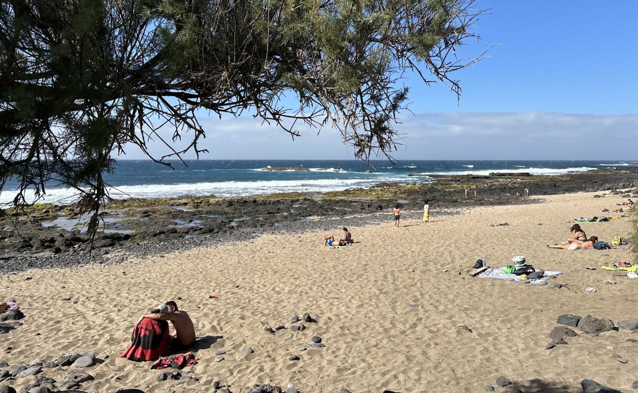 Photo de Playa El Apio avec sable beige & pierres de surface