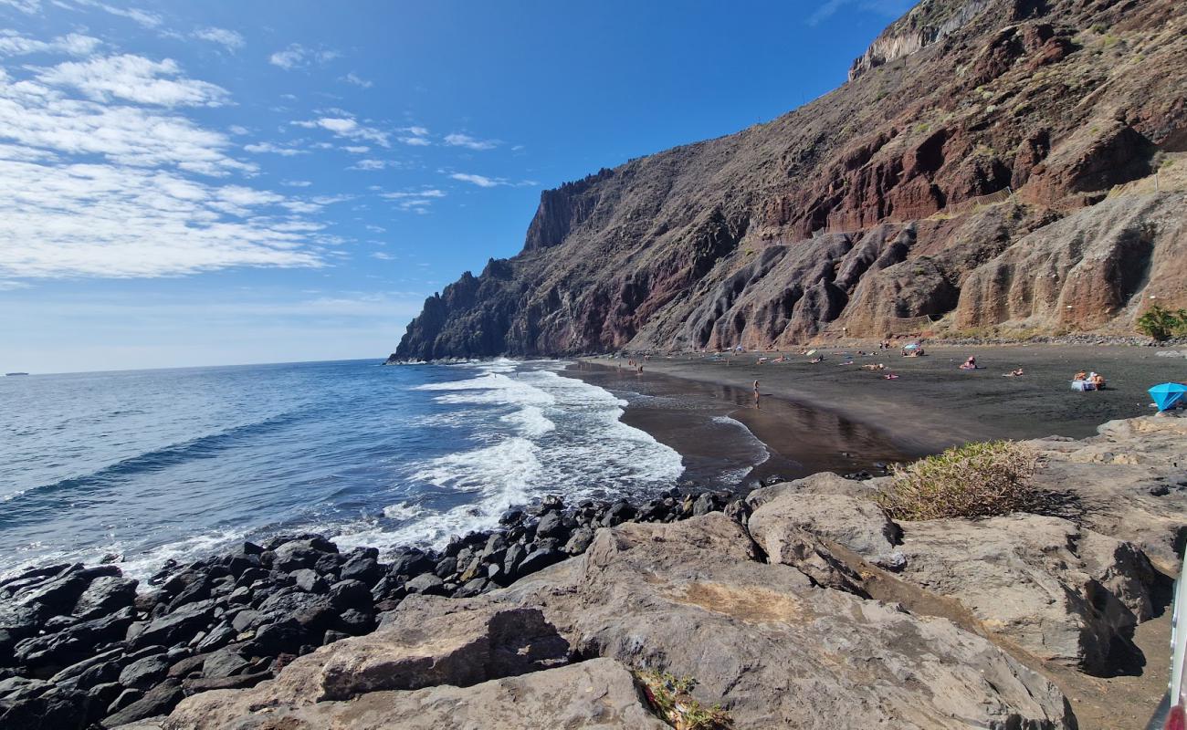 Photo de Playa Cueva del Agua avec sable gris de surface