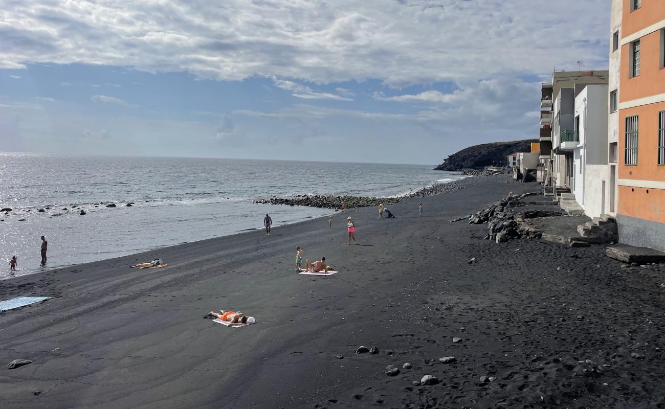 Photo de Playa Candelaria avec sable gris avec roches de surface