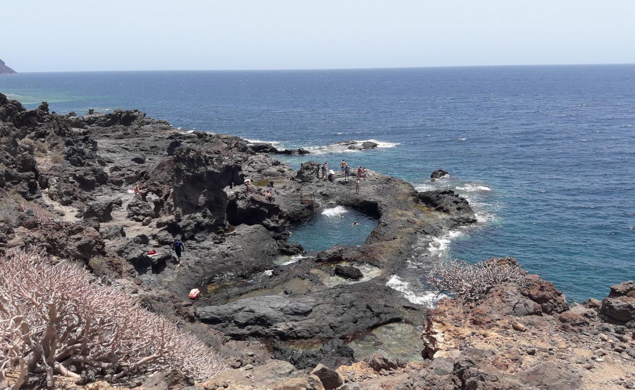 Photo de Playa Y Piscinas Naturales avec roches de surface