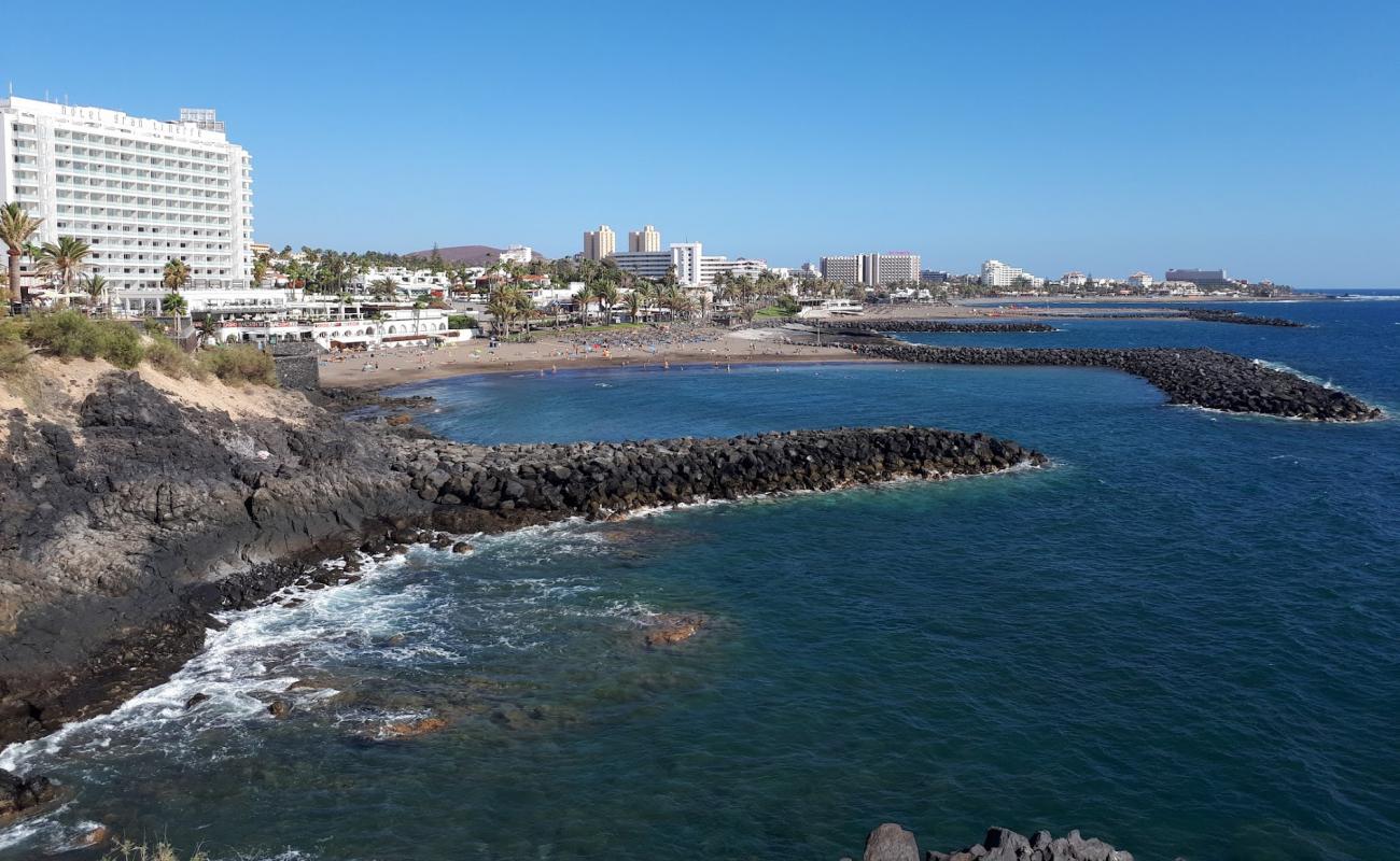 Photo de Playa de El Bobo avec sable gris de surface