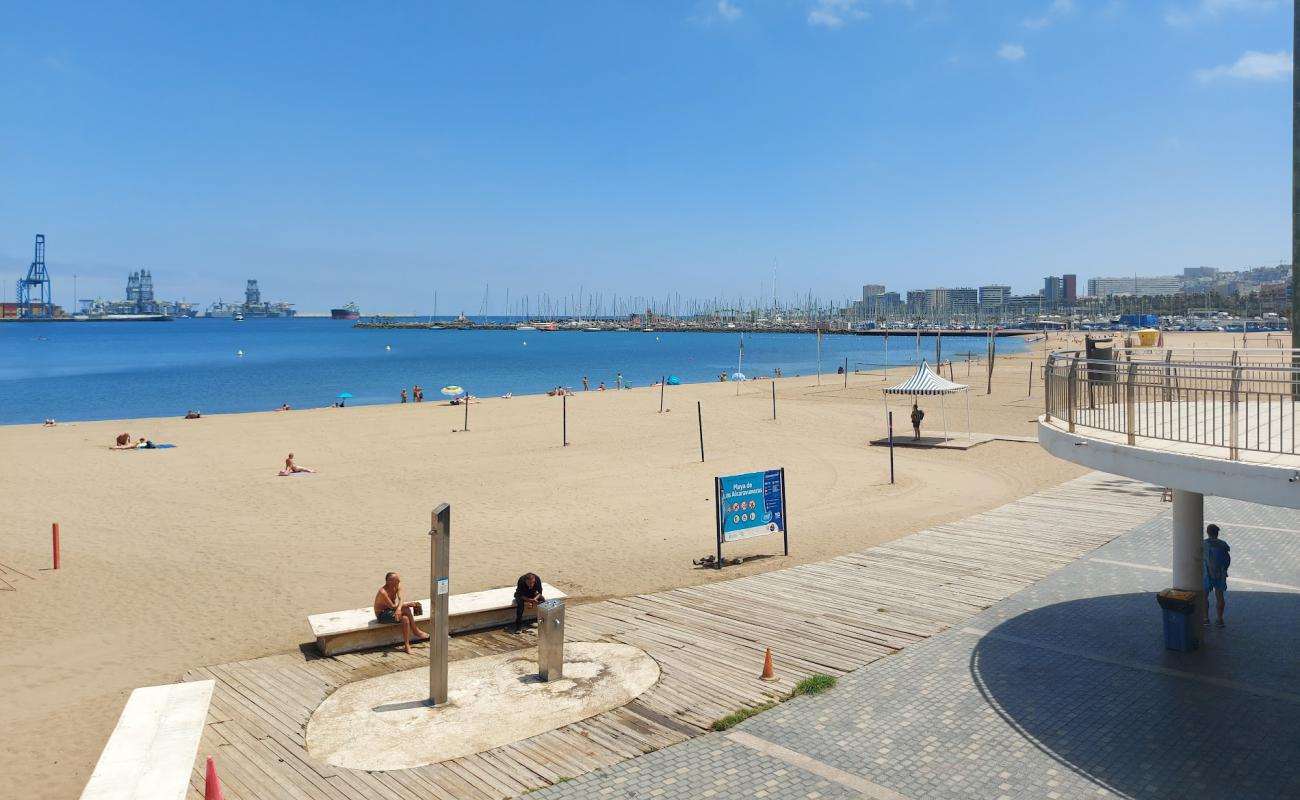 Photo de Playa de Las Alcaravaneras avec sable lumineux de surface