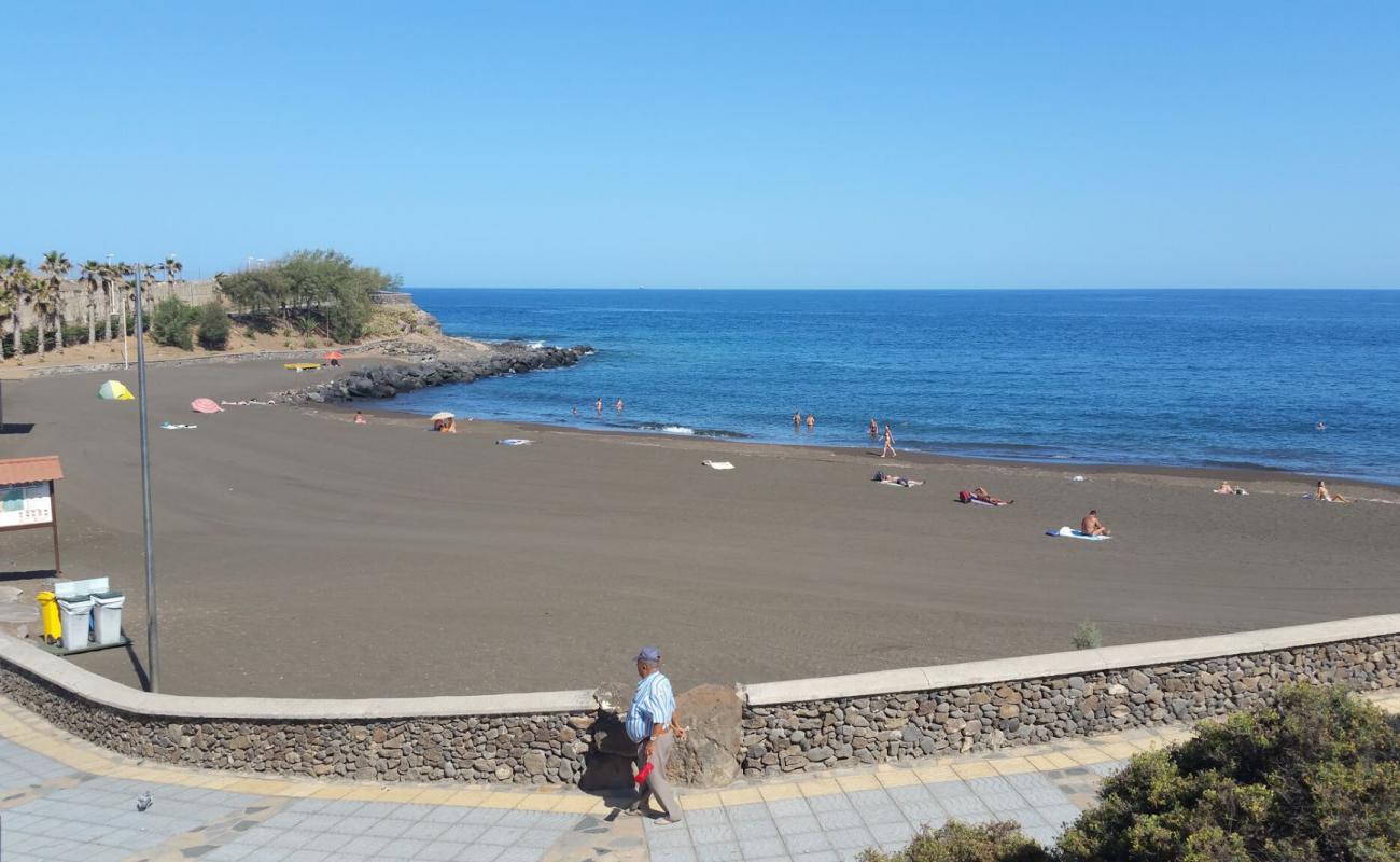 Photo de Playa del Pozuelo avec sable gris de surface