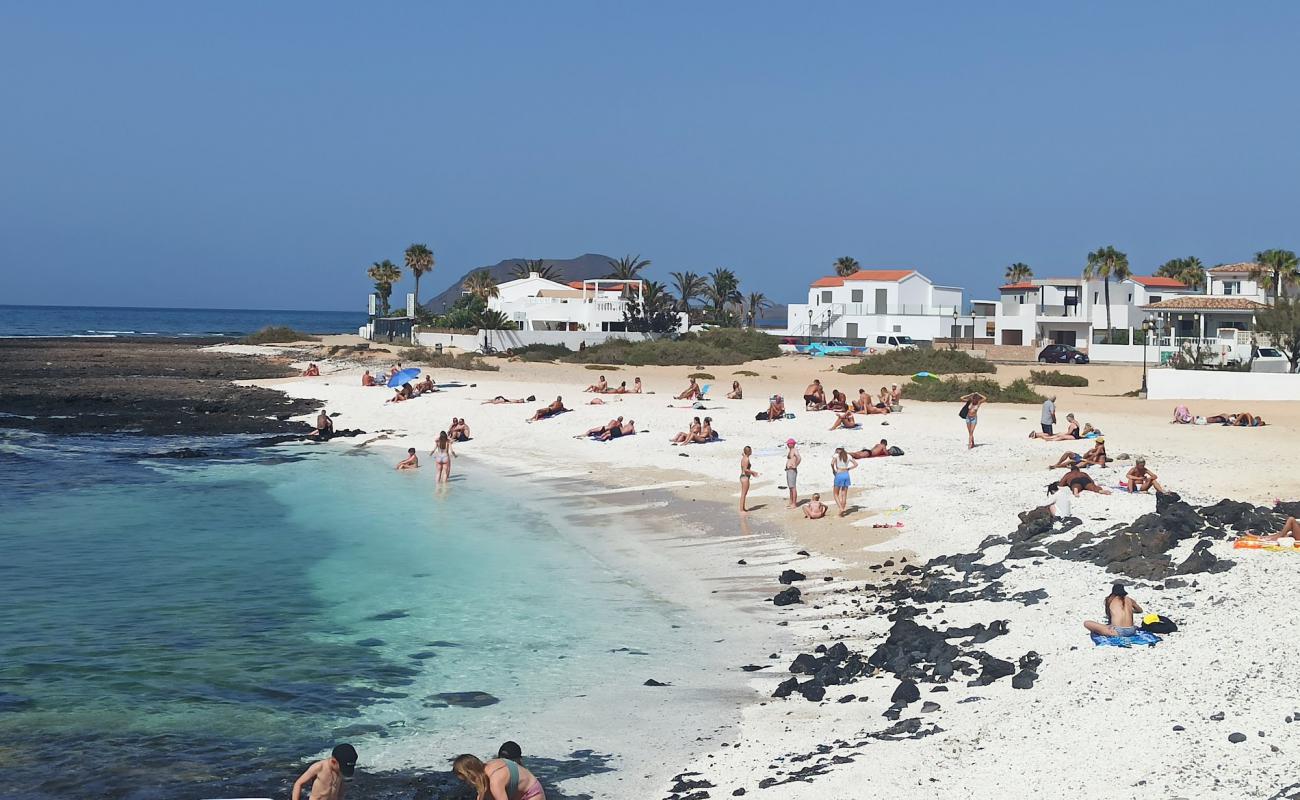 Photo de Playa Vista Lobos avec sable beige & pierres de surface