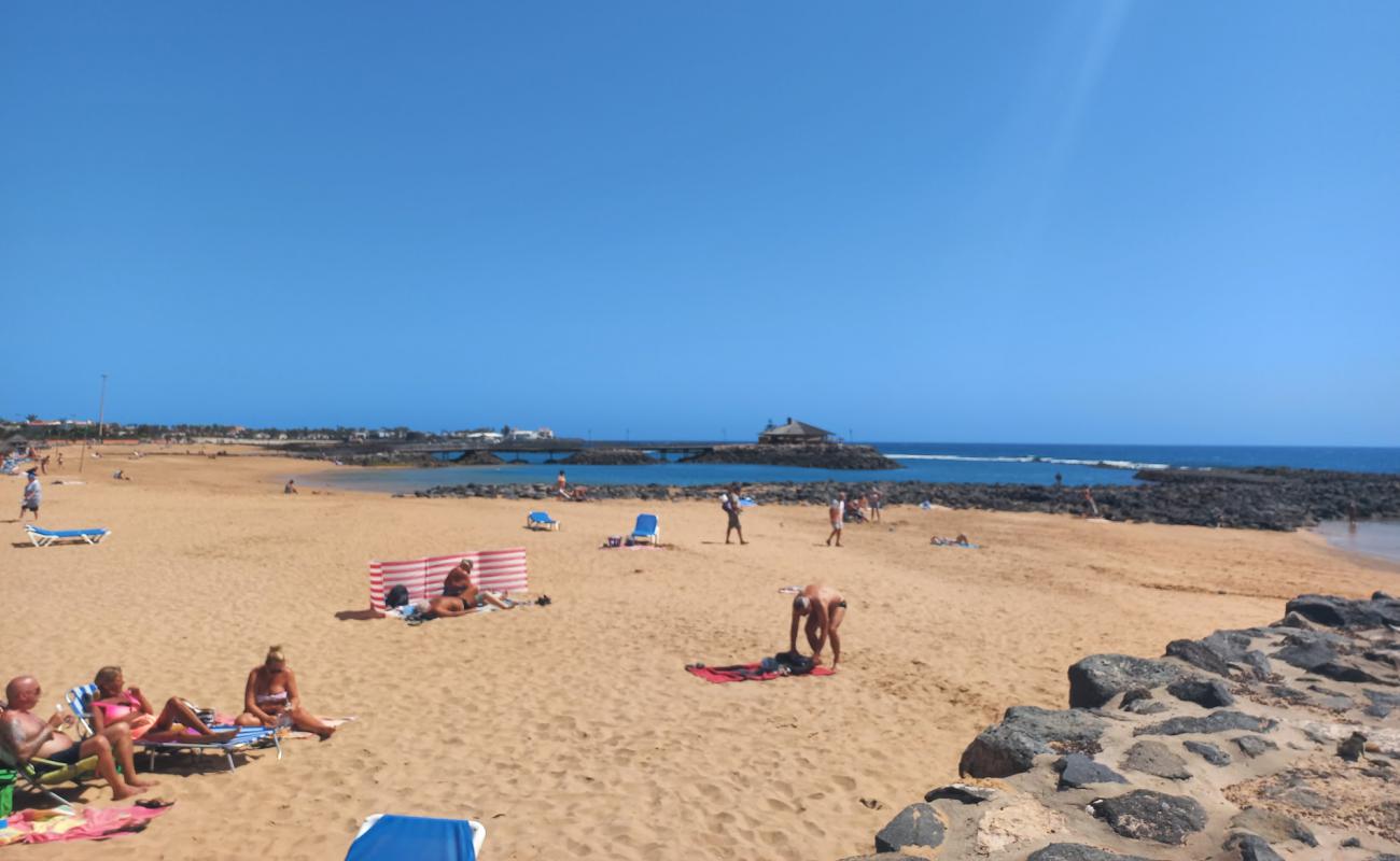 Photo de Playa de la Guirra avec sable lumineux de surface