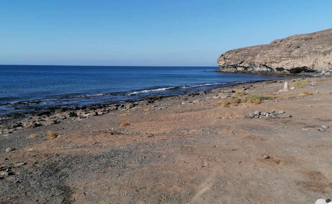 Photo de Playa El Puertito avec sable gris & rochers de surface