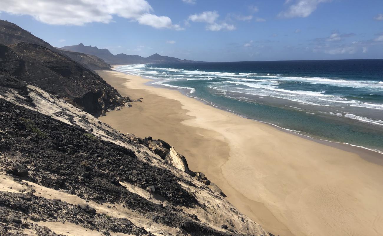 Photo de Playa Larga avec sable lumineux de surface