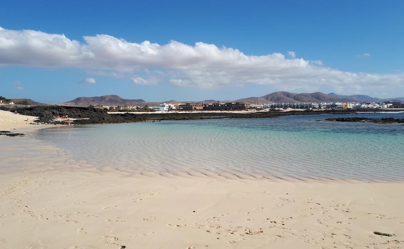 Photo de Playa Los Charcos III avec sable lumineux de surface