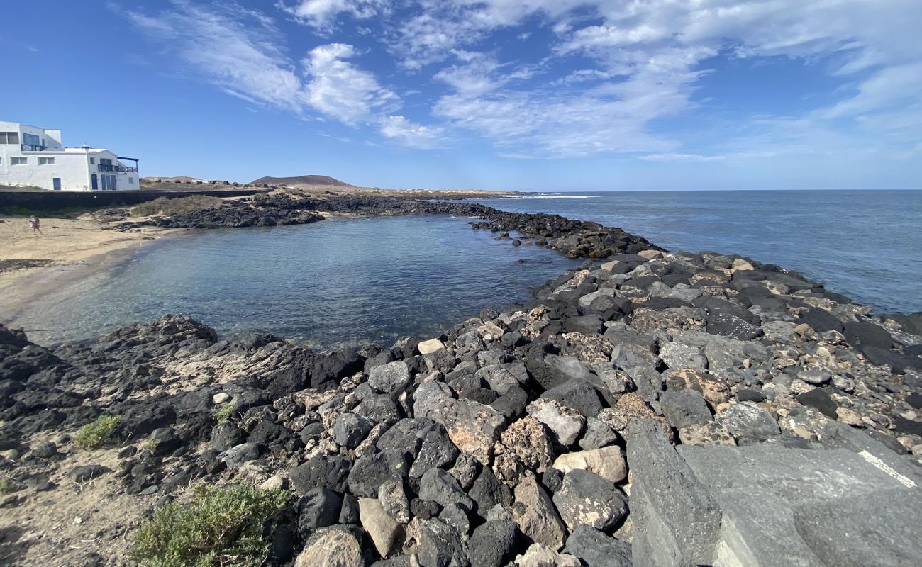 Photo de Piscina natural Caleta de Famara Beach avec sable beige de surface