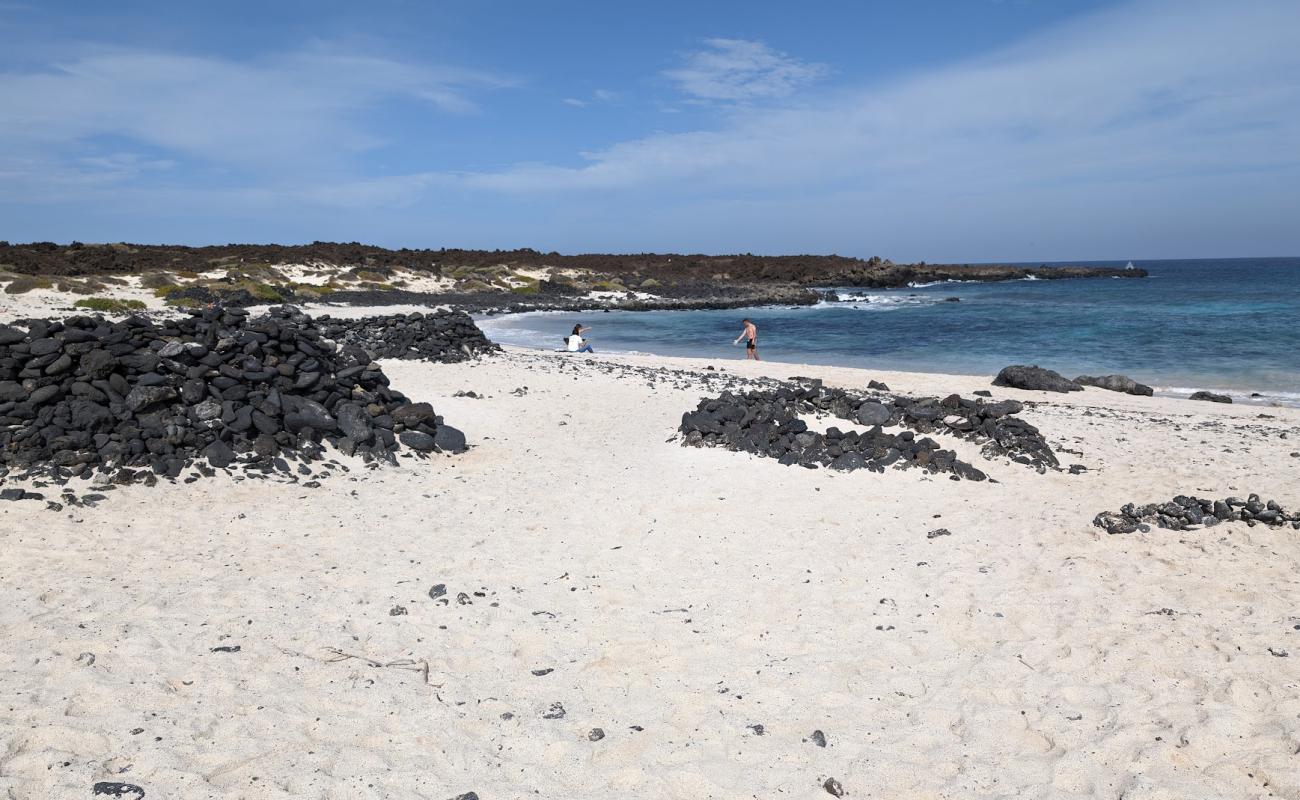 Photo de Caleta del Mojon avec sable beige & pierres de surface