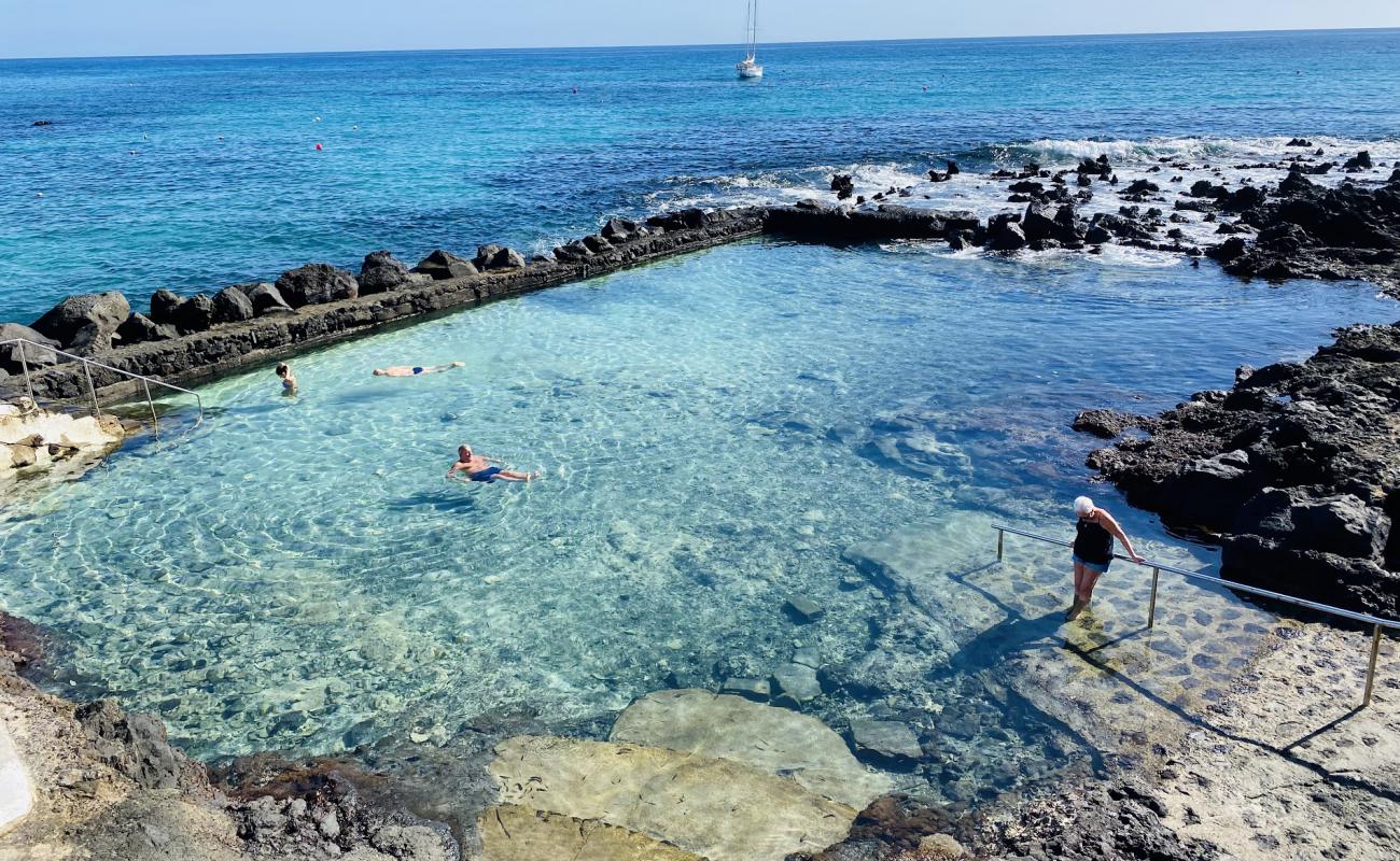 Photo de Piscinas Naturales de Punta Mujeres avec terrain rocheux de surface