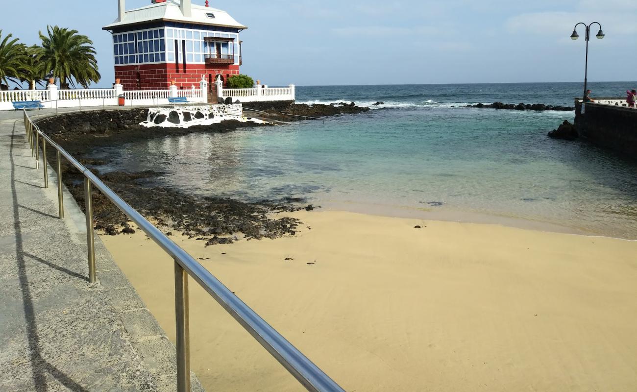 Photo de Playa del Charcon avec sable lumineux de surface