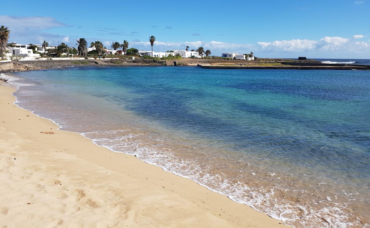 Photo de Playa de Pedro Barba avec sable lumineux de surface