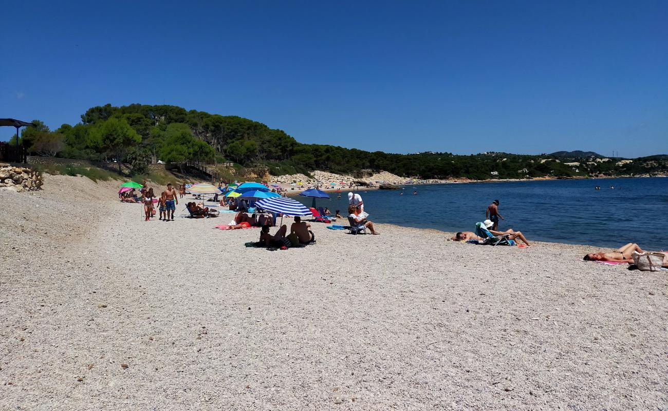 Photo de Platja Perello avec petits galets beige de surface