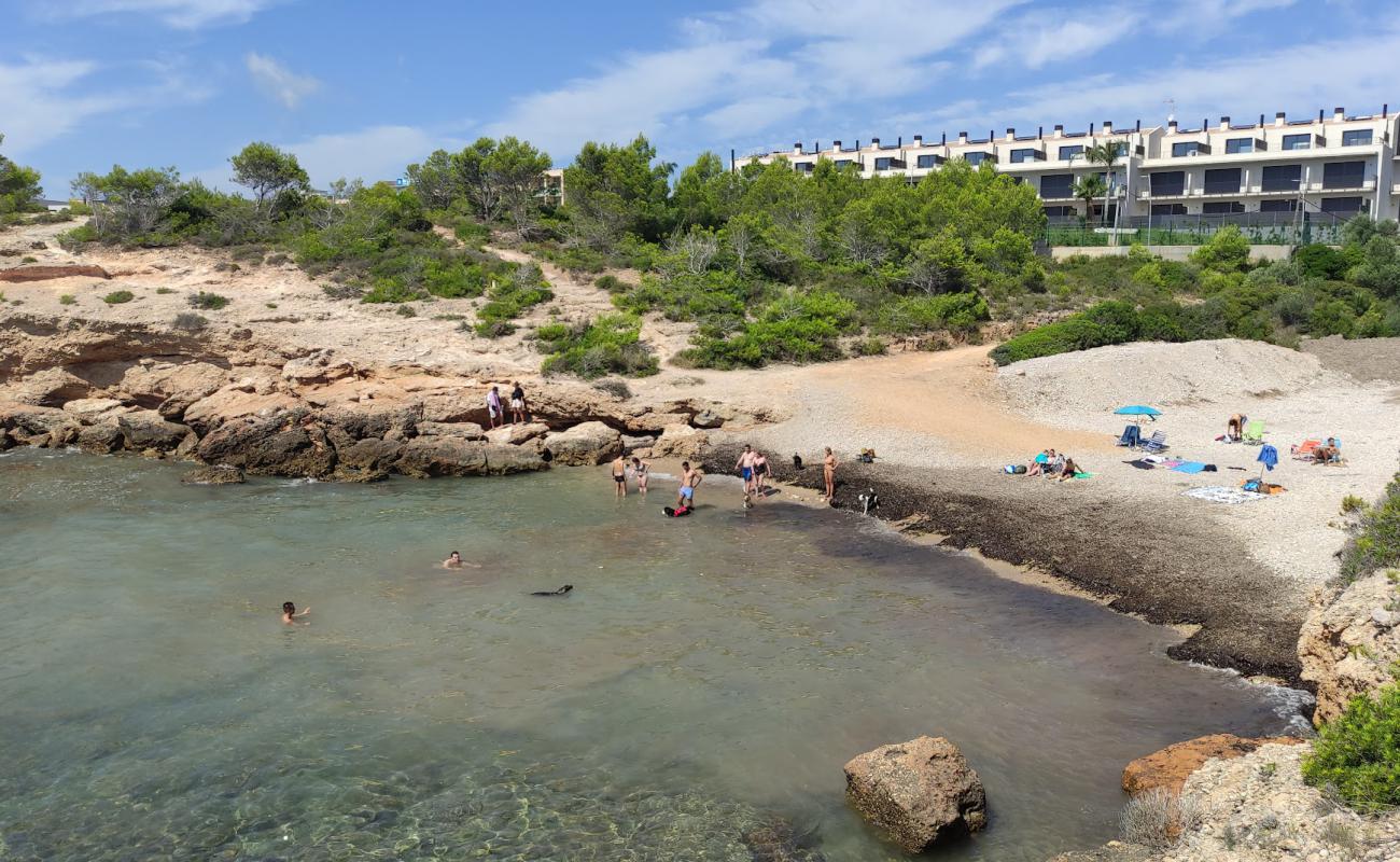 Photo de Cala Bon Caponet avec petits galets beige de surface