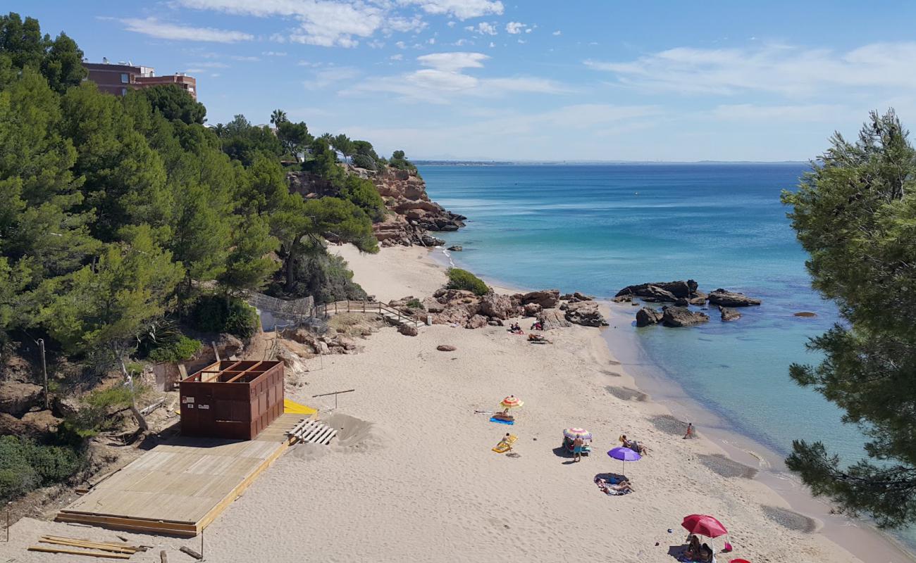 Photo de Cala de les Sirenes avec sable beige de surface