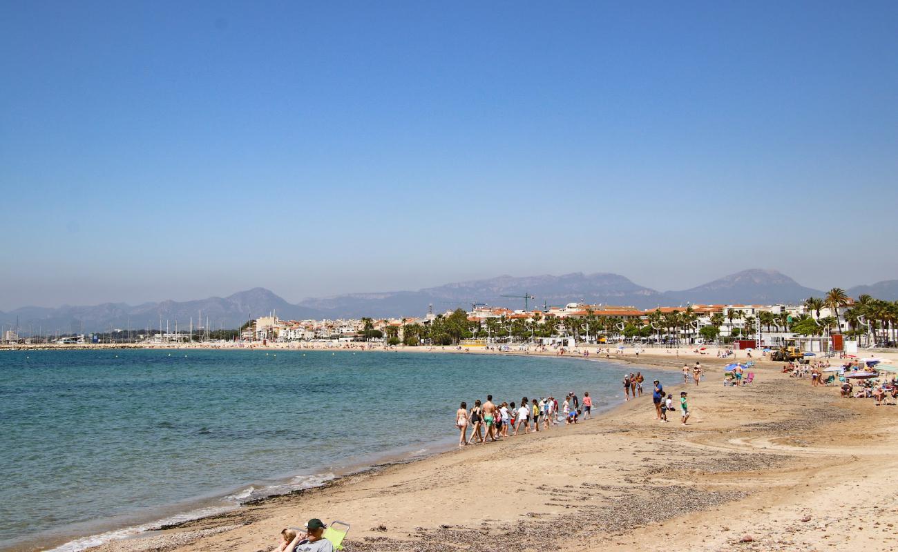Photo de Platja de la Llosa avec sable beige de surface