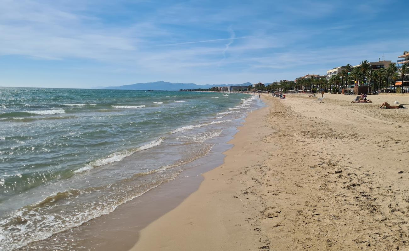 Photo de Platja de Ponent avec sable beige de surface