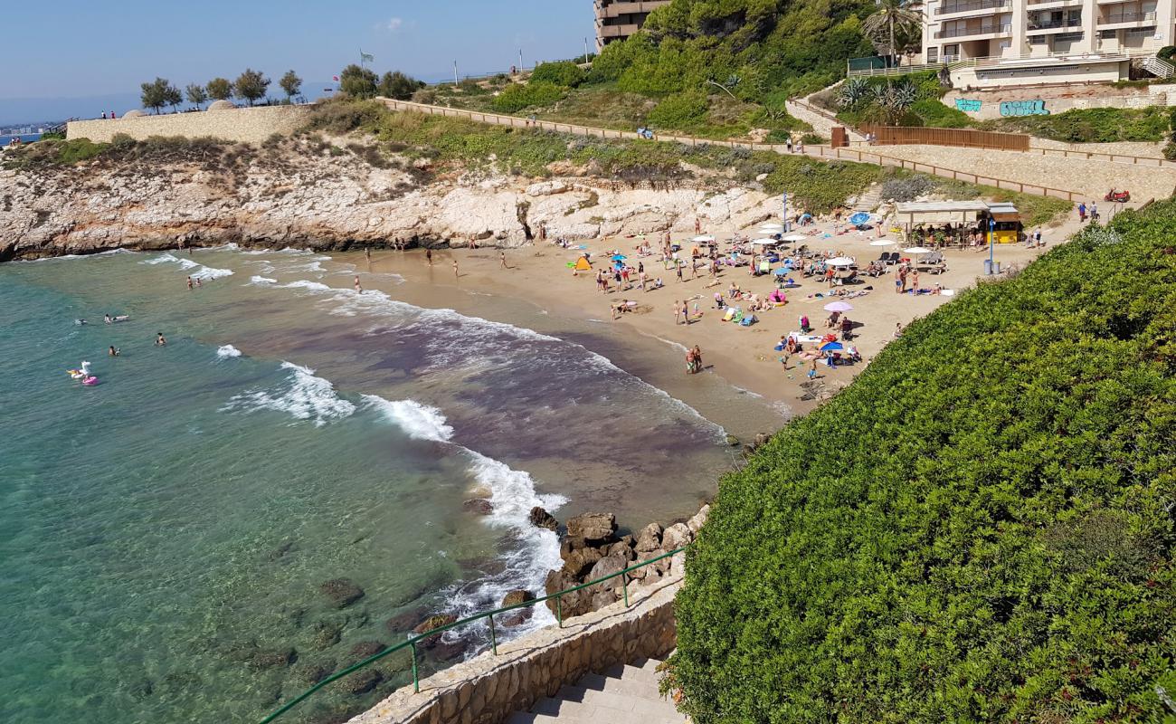 Photo de Playa Dels Llenguadets avec sable beige de surface