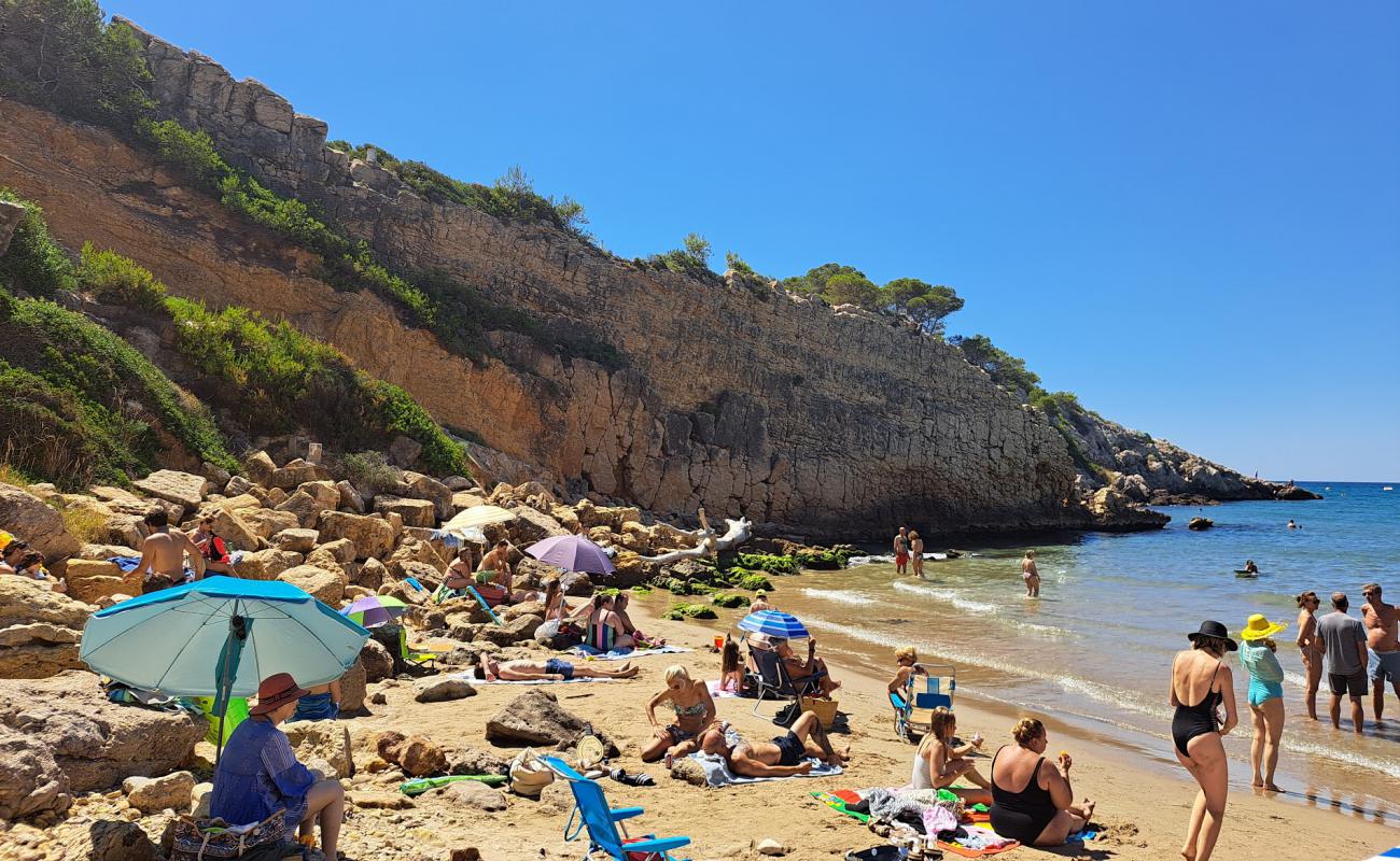 Photo de Cala Penya Tallada avec sable lumineux de surface