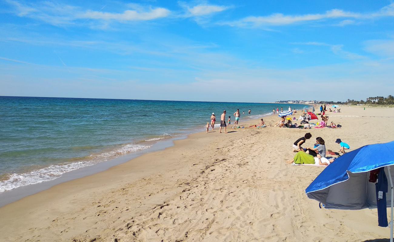 Photo de Platja Muntanyans avec sable beige de surface