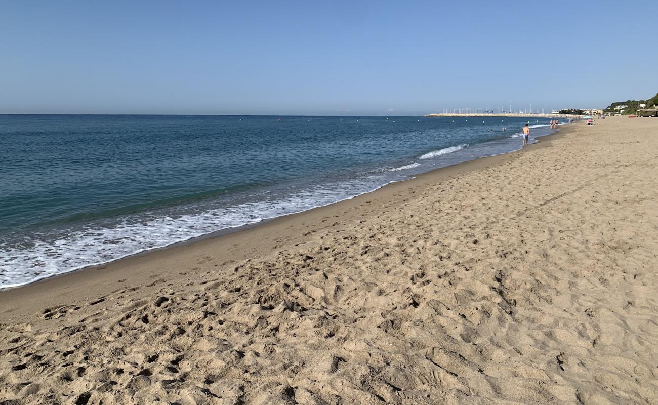 Photo de Platja de Cal Guinovart avec sable beige de surface