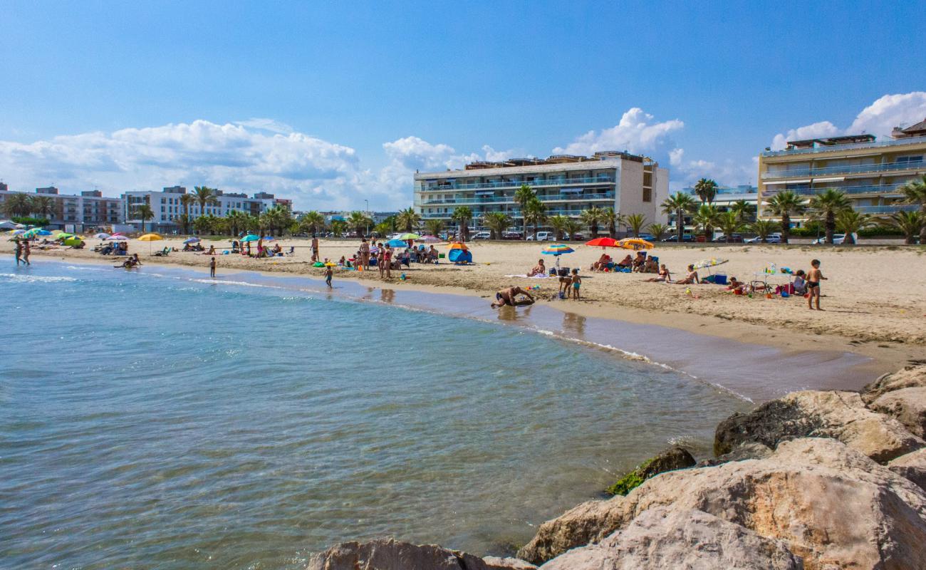 Photo de Platja de Cubelles avec sable beige de surface